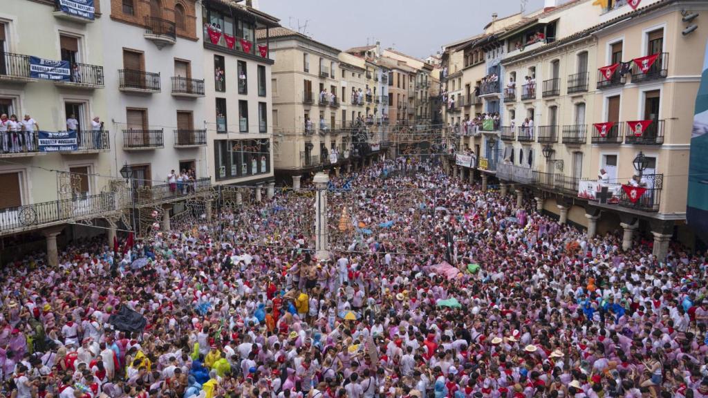 Plaza del Torico, en Teruel, durante la puesta del pañuelo