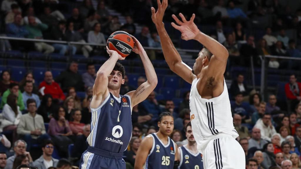 Gabriele Procida busca canasta en un partido contra el Real Madrid de baloncesto