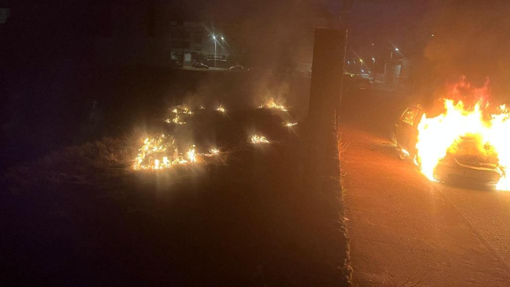 Incendio en un vehículo estacionado en Melide (A Coruña)