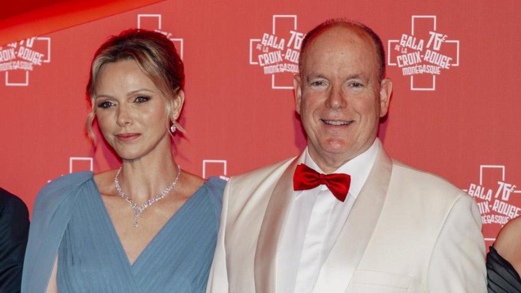 Alberto de Mónaco y su mujer, Charlène, han presidido el Baile de la Cruz Roja de 2025