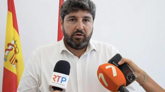 Captura de video de la comparecencia ante los medios este domingo del presidente de la Comunidad Autónoma de Murcia, Fernando López Miras.
