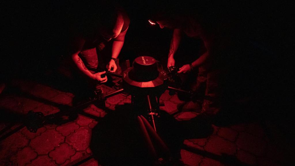 Dos pilotos ucranianos preparan un dron Vampiro para una misión en el frente de Pokrovsk