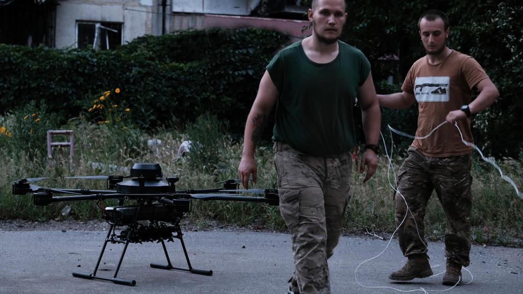 Una unidad ucraniana de drones de la Brigada Kara-Dad carga un paguete de suministros en un dron Vampiro para lanzarselo a sus compañeros de infantería en la primera línea de combat