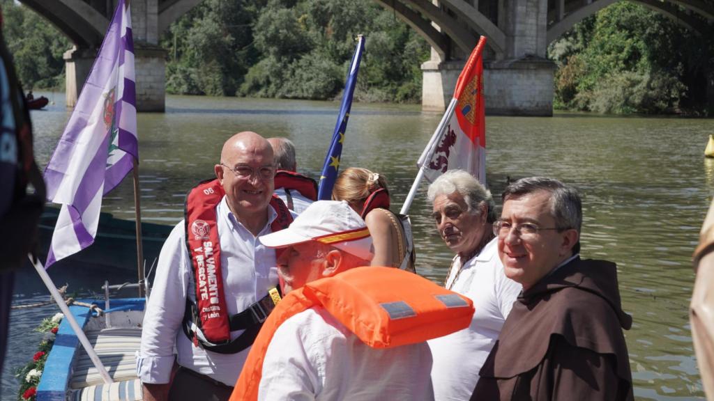 El alcalde de Valladolid, Jesús Julio Carnero, durante su participación en la procesión fluvial de la Virgen del Carmen en el río Pisuerga, este domingo