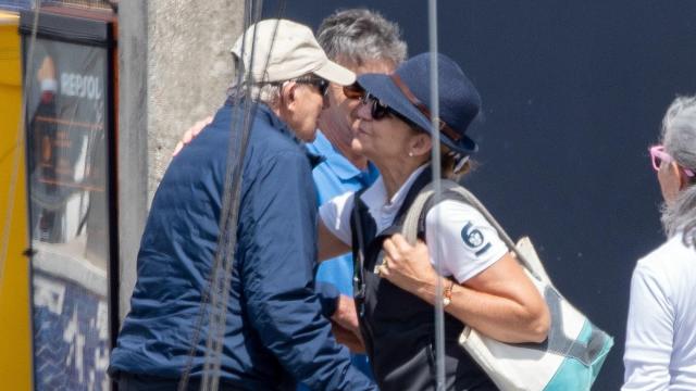 La infanta Elena ha acompañado al rey Juan Carlos en las regatas de Sanxenxo.