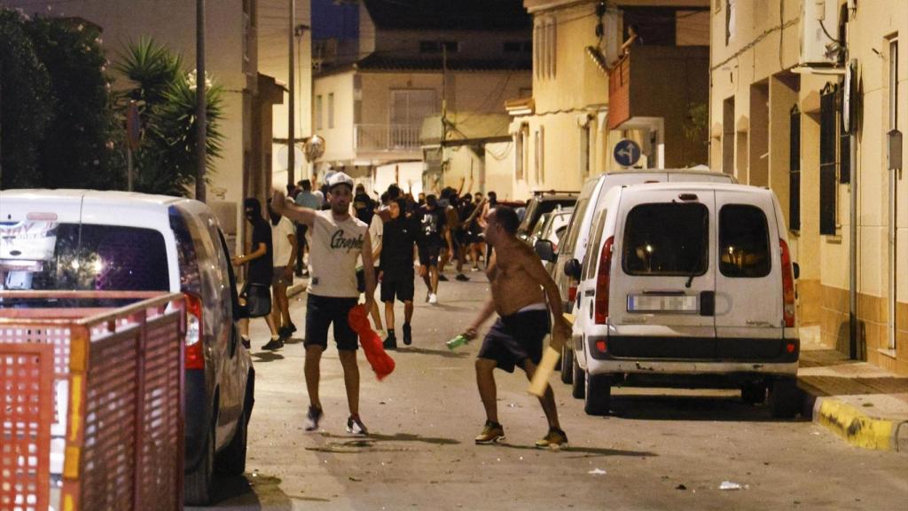Varias personas durante los altercados en Torre Pacheco, a 12 de julio de 2025, en Torre Pacheco, Murcia (España).