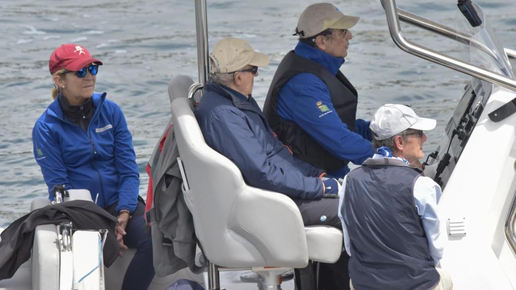 El rey Juan Carlos y la infanta Elena, en las regatas de Sanxenxo, este domingo, 13 de julio.