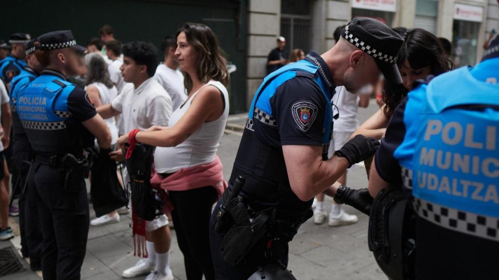 Agentes de la Policía Municipal de Pamplona durante el operativo de los Sanfermines.
