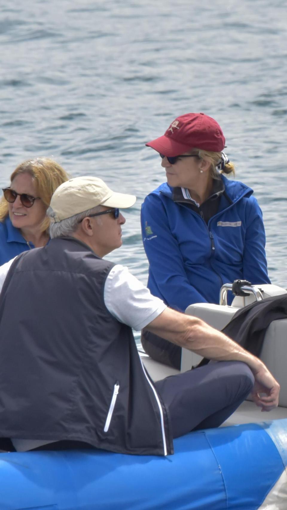 La infanta Elena, en su visita a las regatas de Sanxenxo, donde ha practicado la vela con su padre.