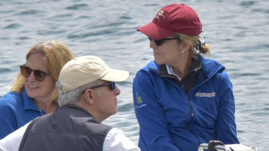 La infanta Elena, en su visita a las regatas de Sanxenxo, donde ha practicado vela con su padre.