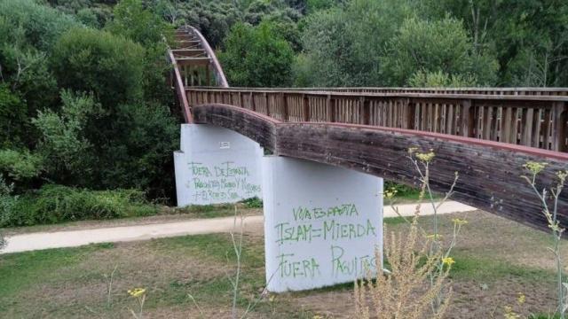 La pasarela de Ponferrada con mensajes xenófobos