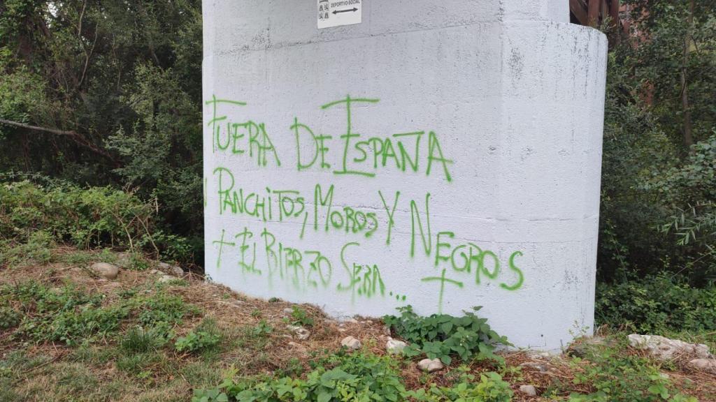 Algunas de las pintadas xenófobas de la pasarela