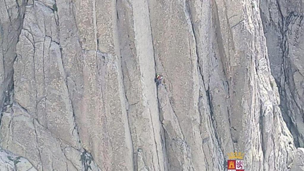 El momento del rescate del escalador