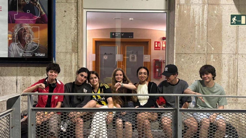 Grupo de jóvenes de Zaragoza en la estación de Tarragona