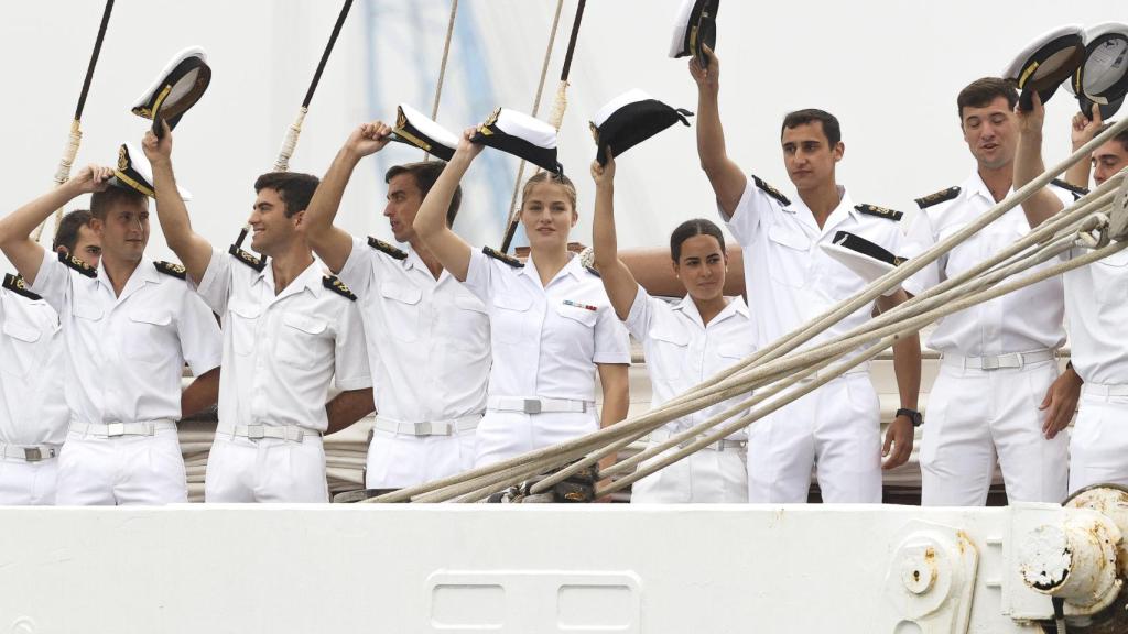 La princesa de Asturias y sus compañeros guardiamarinas a su llegada a Marín.