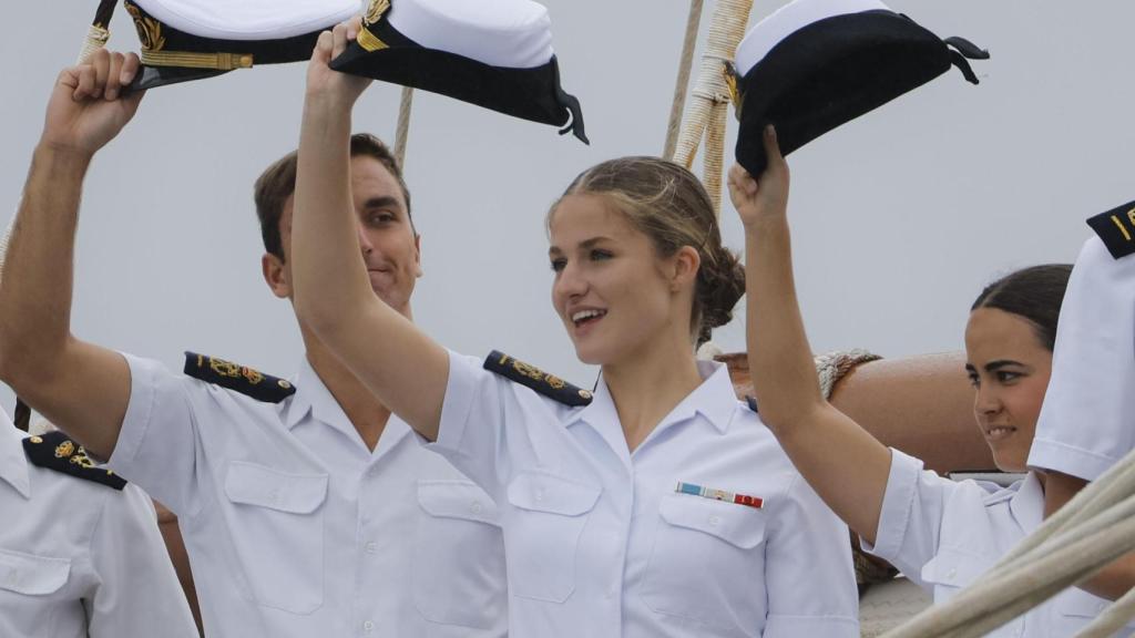 La princesa Leonor a bordo del buque escuela Juan Sebastián de Elcano, a su llegada a Marín (Pontevedra), este domingo.