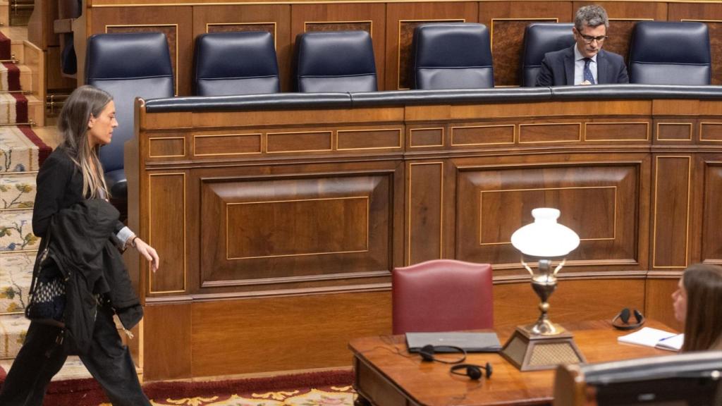 La portavoz de Junts, Miriam Nogueras, y el ministro Félix Bolaños urante una sesión plenaria en el Congreso de los Diputados, el 12 de febrero pasado./
