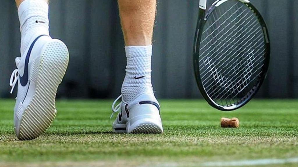 El corcho de una botella cae a la pista central de Wimbledon