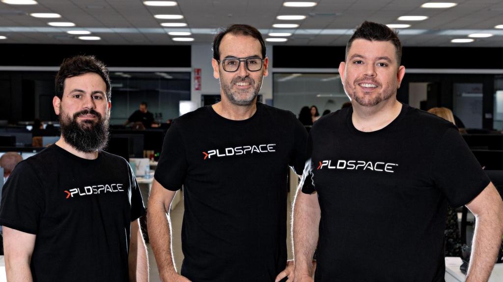 Raúl Verdú, Ezequiel Sánchez y Raúl Torres en las instalaciones de PLD Space en Elche.