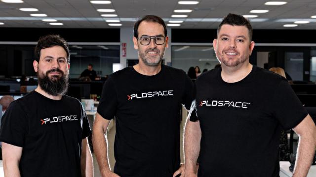 Raúl Verdú, Ezequiel Sánchez y Raúl Torres en las instalaciones de PLD Space en Elche.