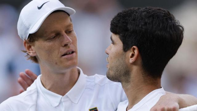 Sinner y Alcaraz se felicitan tras la final de Wimbledon.