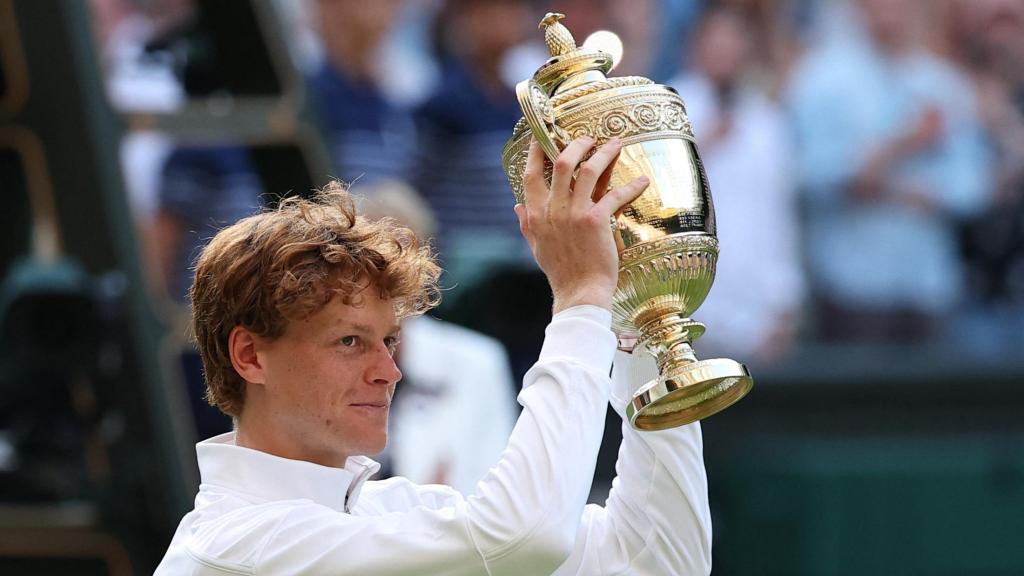 Jannik Sinner, con el trofeo de Wimbledon.