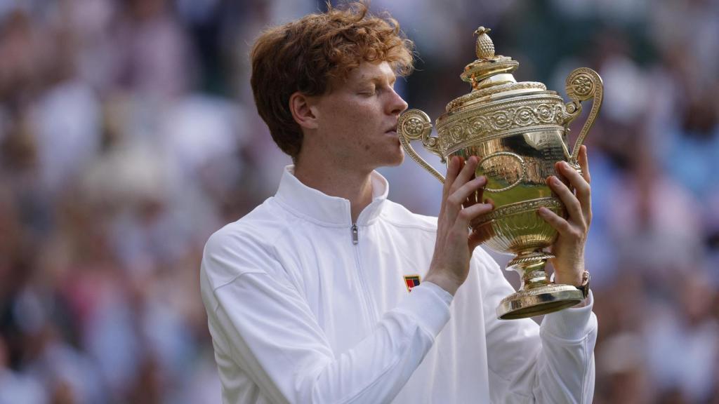 Sinner besa el trofeo de Wimbledon.