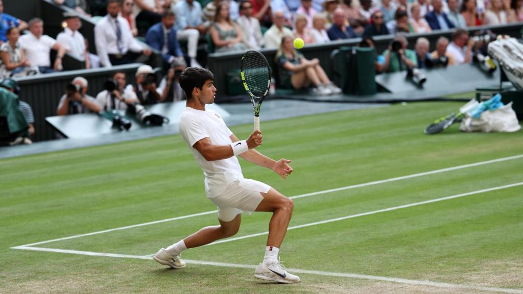 Carlos Alcaraz golpea la pelota en la final ante Sinner.