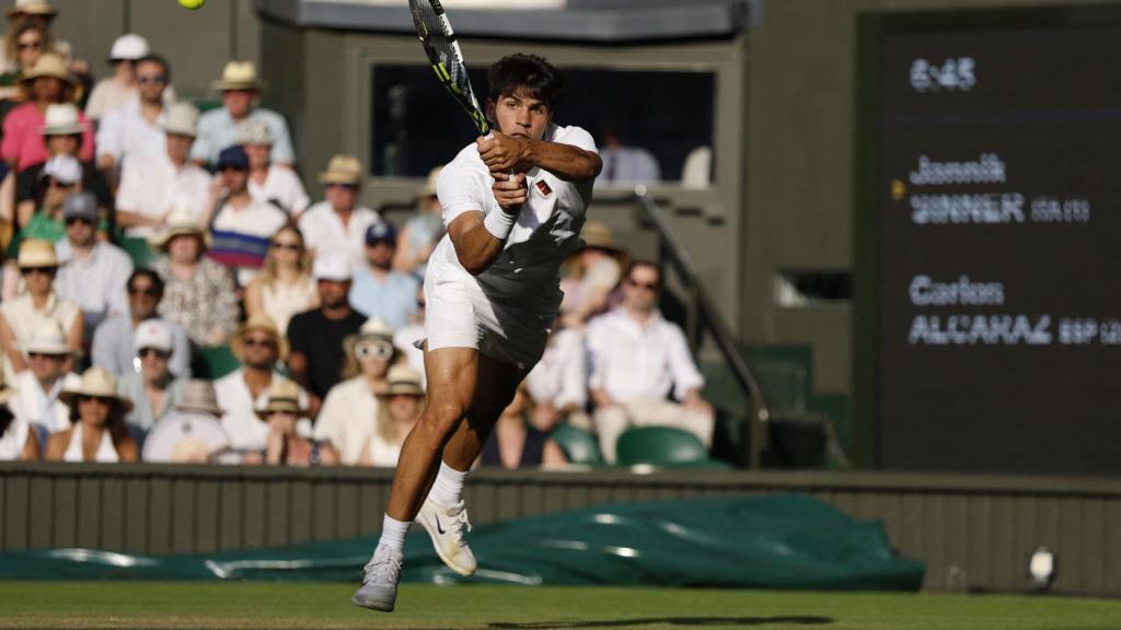 Carlos Alcaraz resta uno de los saques de Sinner.