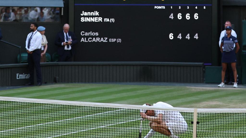 Jannik Sinner celebra su victoria sobre Carlos Alcaraz en la final de Wimbledon 2025.