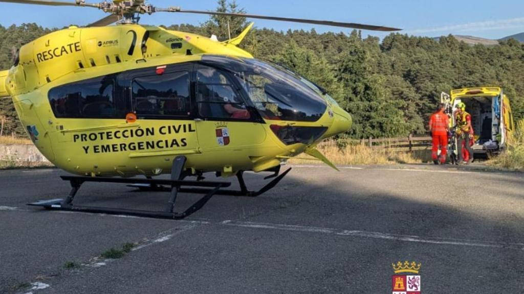 El helicóptero y la ambulancia trasladando al hombre herido al hospital