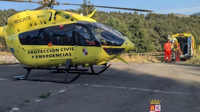 El helicóptero y la ambulancia trasladando al hombre herido al hospital