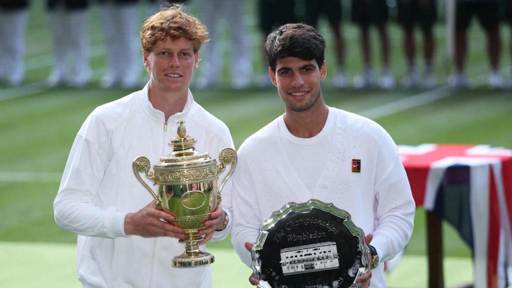 Jannik Sinner y Carlos Alcaraz, tras la final de Wimbledon 2025