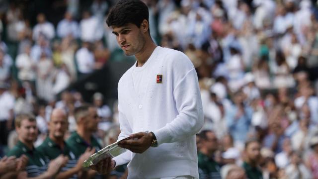 Carlos Alcaraz recoge el premio de subcampeón de Wimbledon 2025