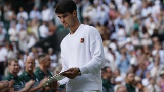 Carlos Alcaraz recoge el premio de subcampeón de Wimbledon 2025
