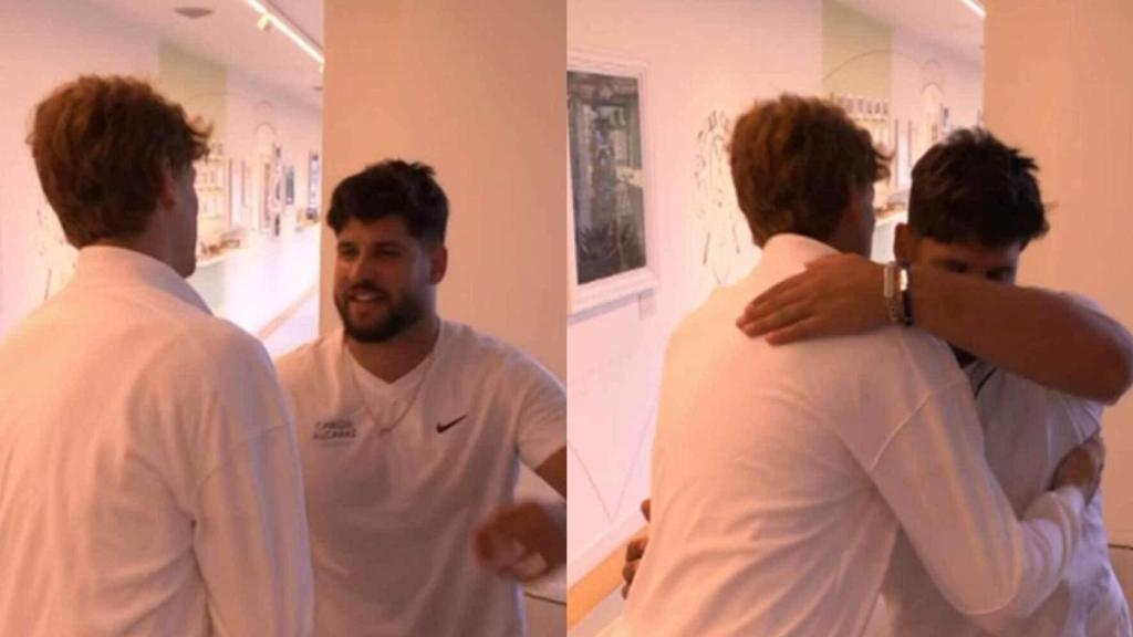 Abrazo entre Jannik Sinner y Álvaro Alcaraz