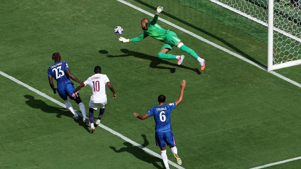 Dembélé perdona ante Robert Sánchez.