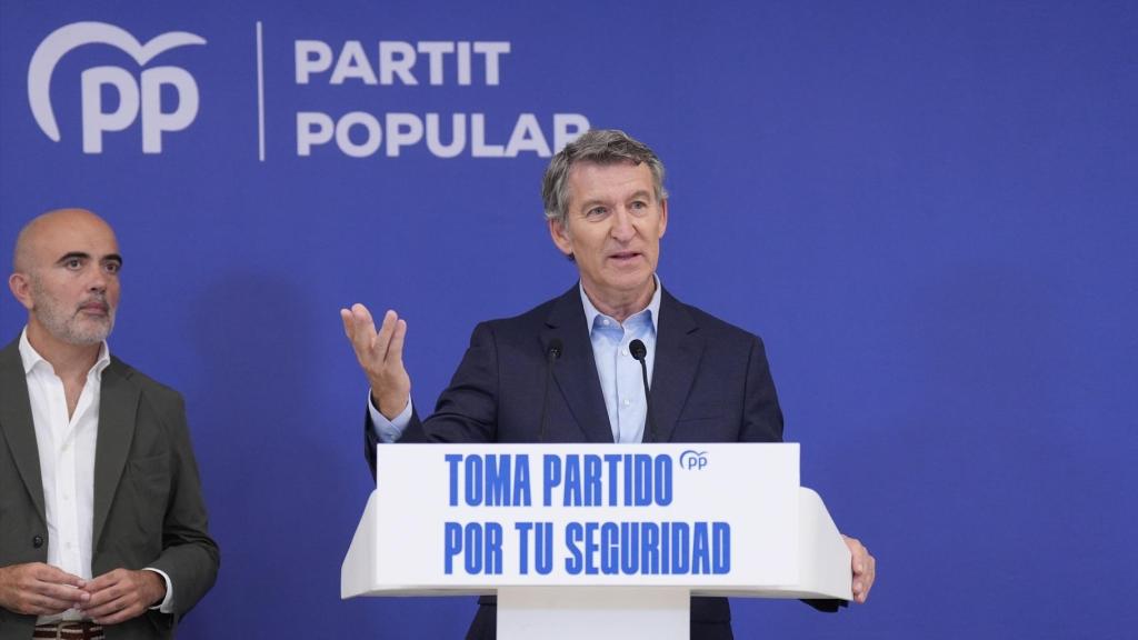 Alberto Núñez Feijóo, presidente del PP, junto a Dani Sirera, portavoz popular en el Ayuntamiento de Barcelona, el pasado viernes.