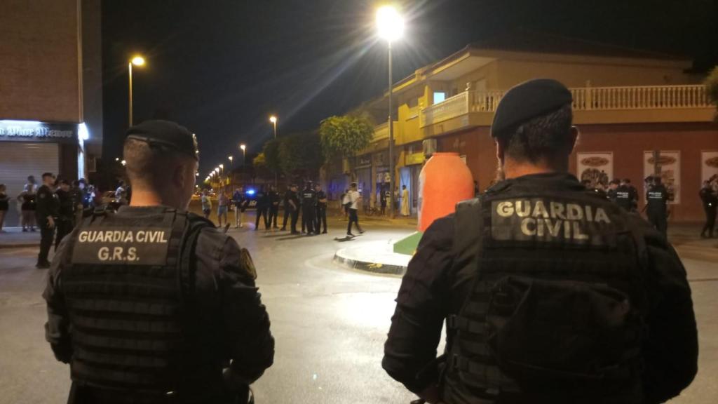 Dos guardias civiles de los GRS, este domingo, en la redonda del Barrio de San Antonio de Torre Pacheco.
