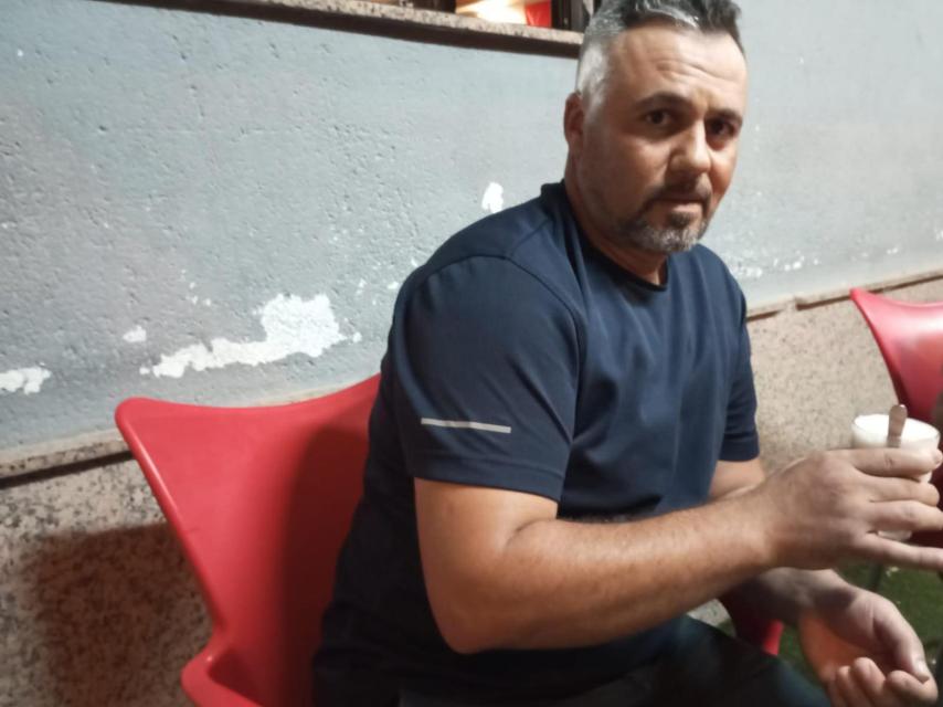 Abdelouahad, este domingo, tomando un café en la Cafetería Tibari de Torre Pacheco.
