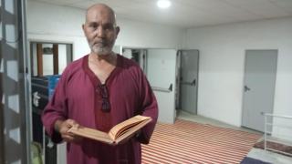 Salah, uno de los imanes de Torre Pacheco, este domingo, en la puerta de la mezquita, antes del último rezo del día.