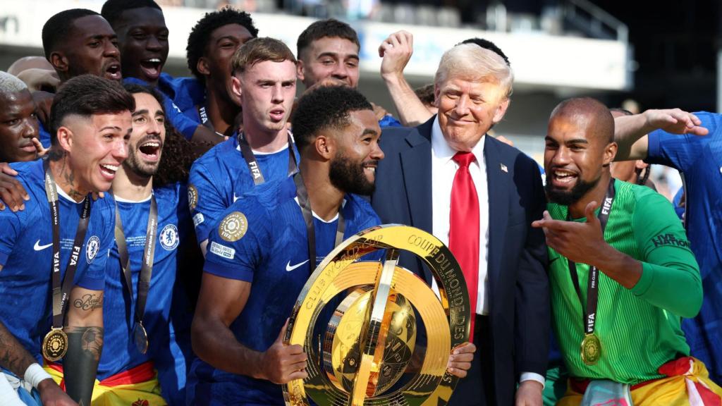 Donal Trump, con los jugadores del Chelsea tras ganar el Mundial de Clubes, en Nueva York.