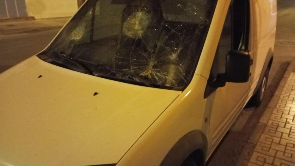 La furgoneta de reparto de la Confitería de Olmopan, completamente vandalizada.