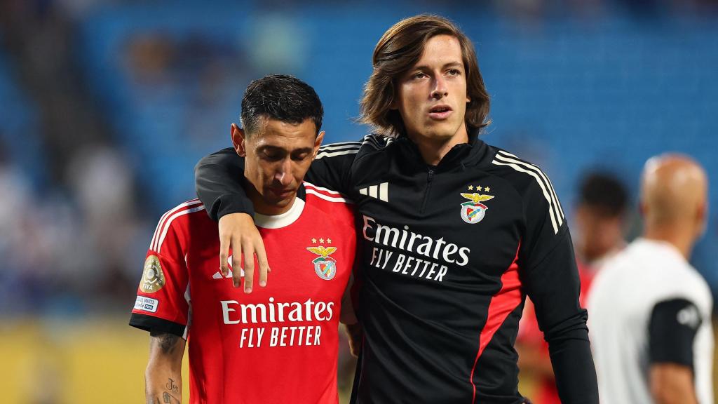 Álvaro Carreras consuela a Di María en el Benfica