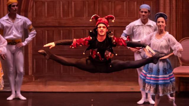 Uno de los espectaculares saltos de Pavel Pérez como Bufón. Foto: Mari Hondar