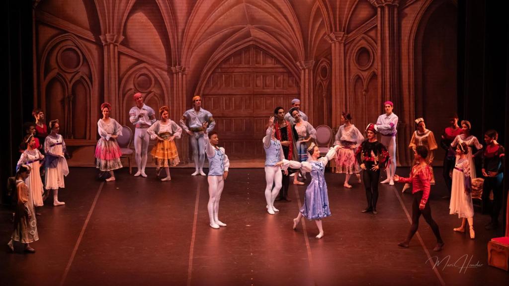 La puesta en escena de 'El Lago de los Cisnes'. Foto: Mari Hondar