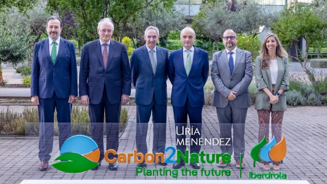 Los representantes de Iberdrola y Uría Menéndez tras la firma del acuerdo