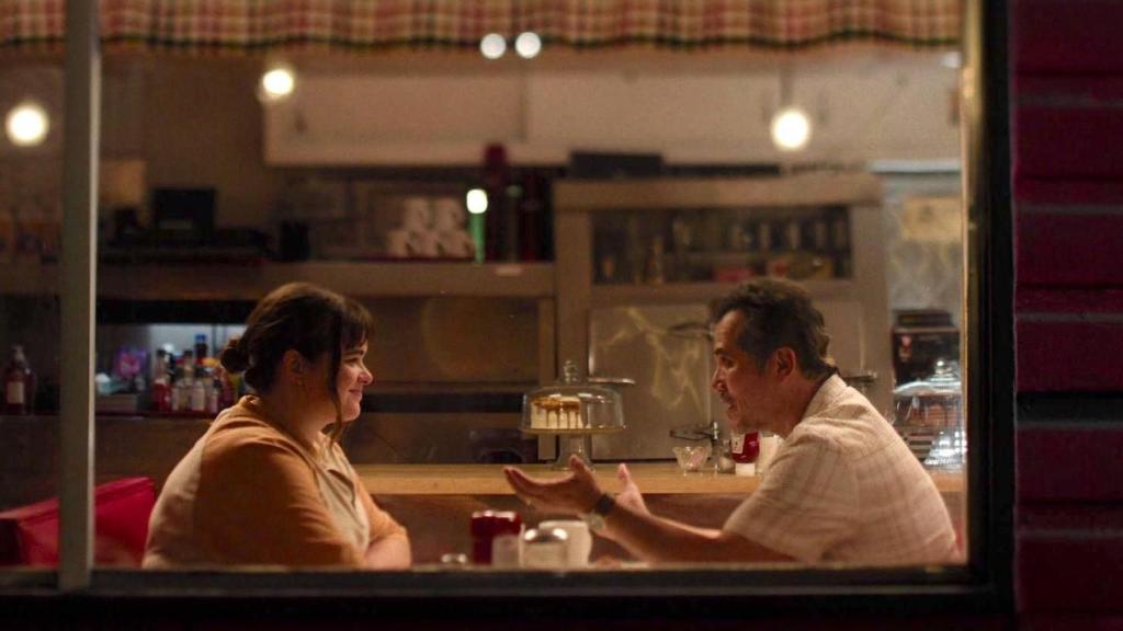 Barbie Ferreira y John Leguizamo en 'Un like para Bob Trevino'