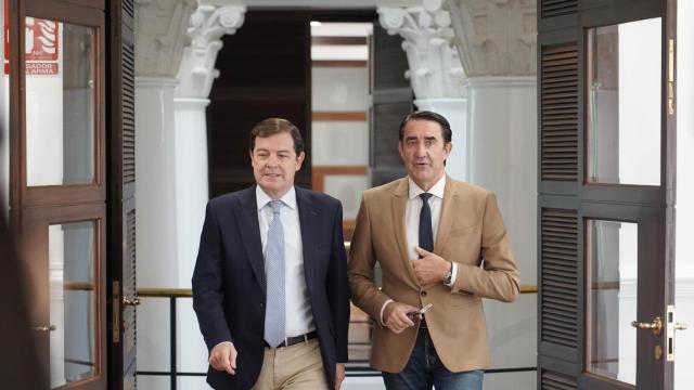 El presidente de la Junta, Alfonso Fernández Mañueco, y el consejero de Vivienda, Medio Ambiente y Ordenación del Territorio, Juan Carlos Suárez-Quiñones, a su llegada a la rueda de prensa de este lunes