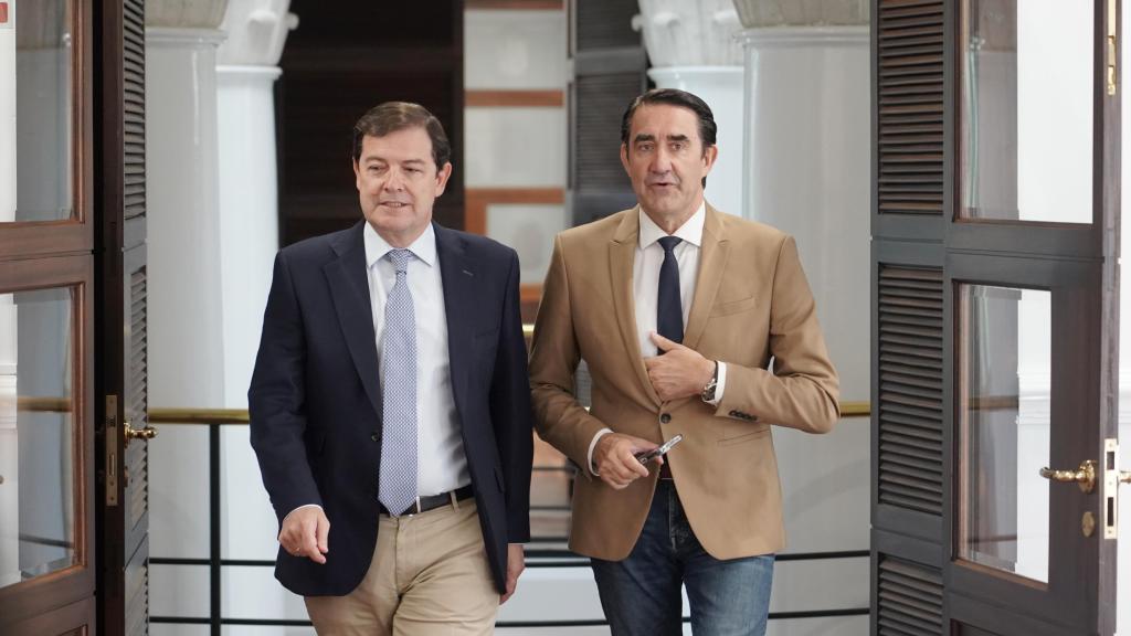 El presidente de la Junta, Alfonso Fernández Mañueco, y el consejero de Vivienda, Medio Ambiente y Ordenación del Territorio, Juan Carlos Suárez-Quiñones, a su llegada a la rueda de prensa de este lunes